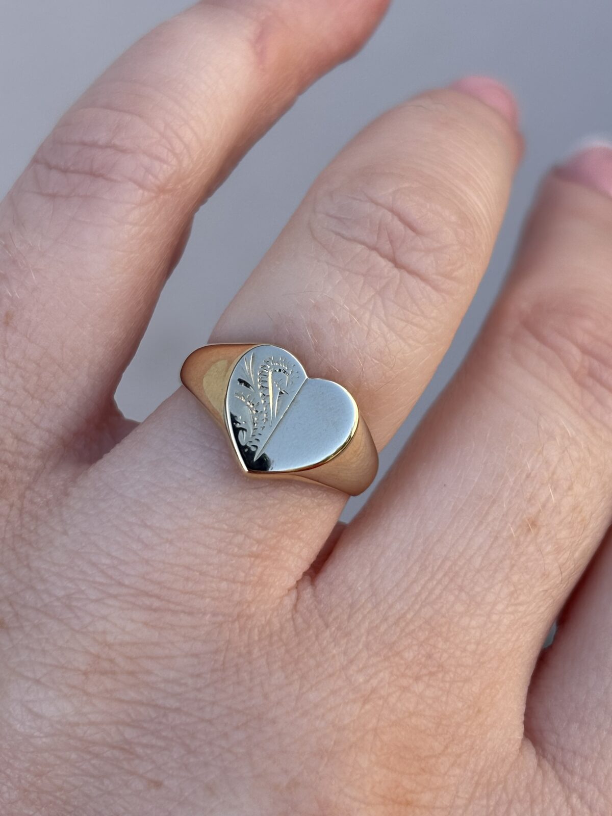 9ct Yellow Gold Heart Signet