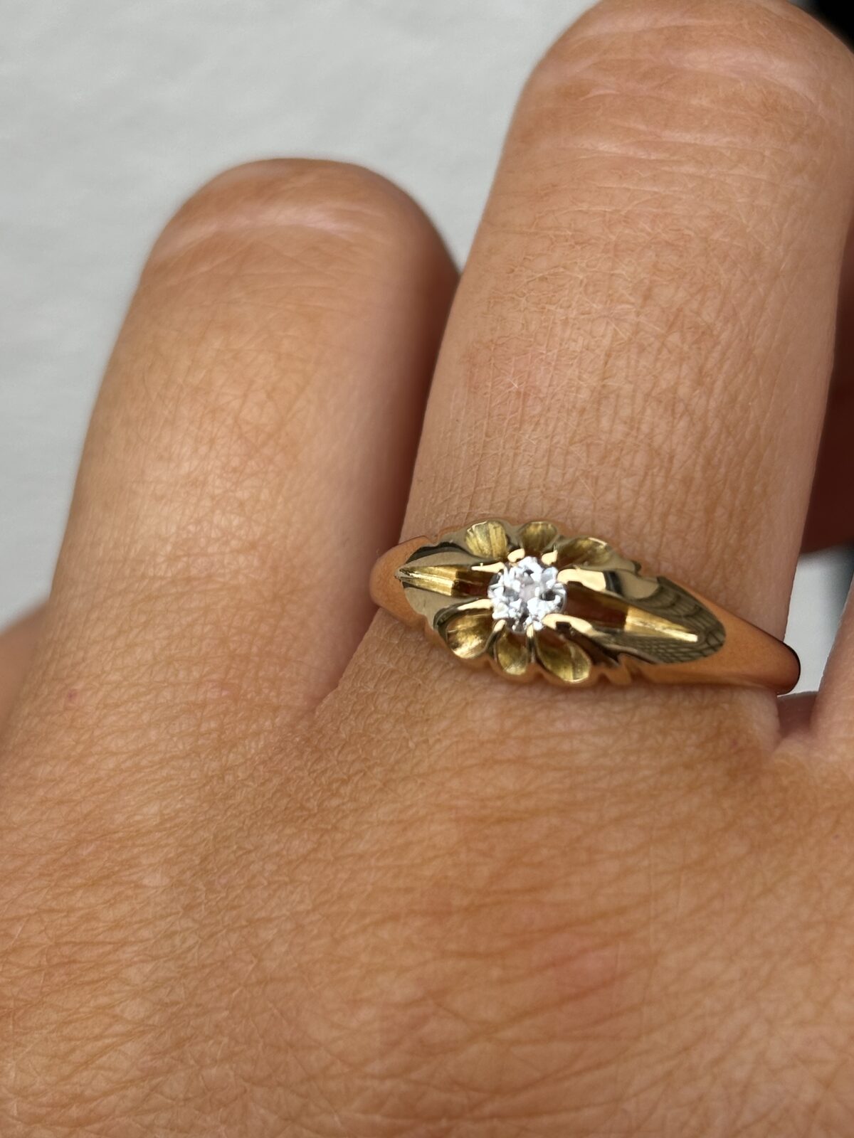 18ct Yellow Gold Diamond Belcher-style Solitaire