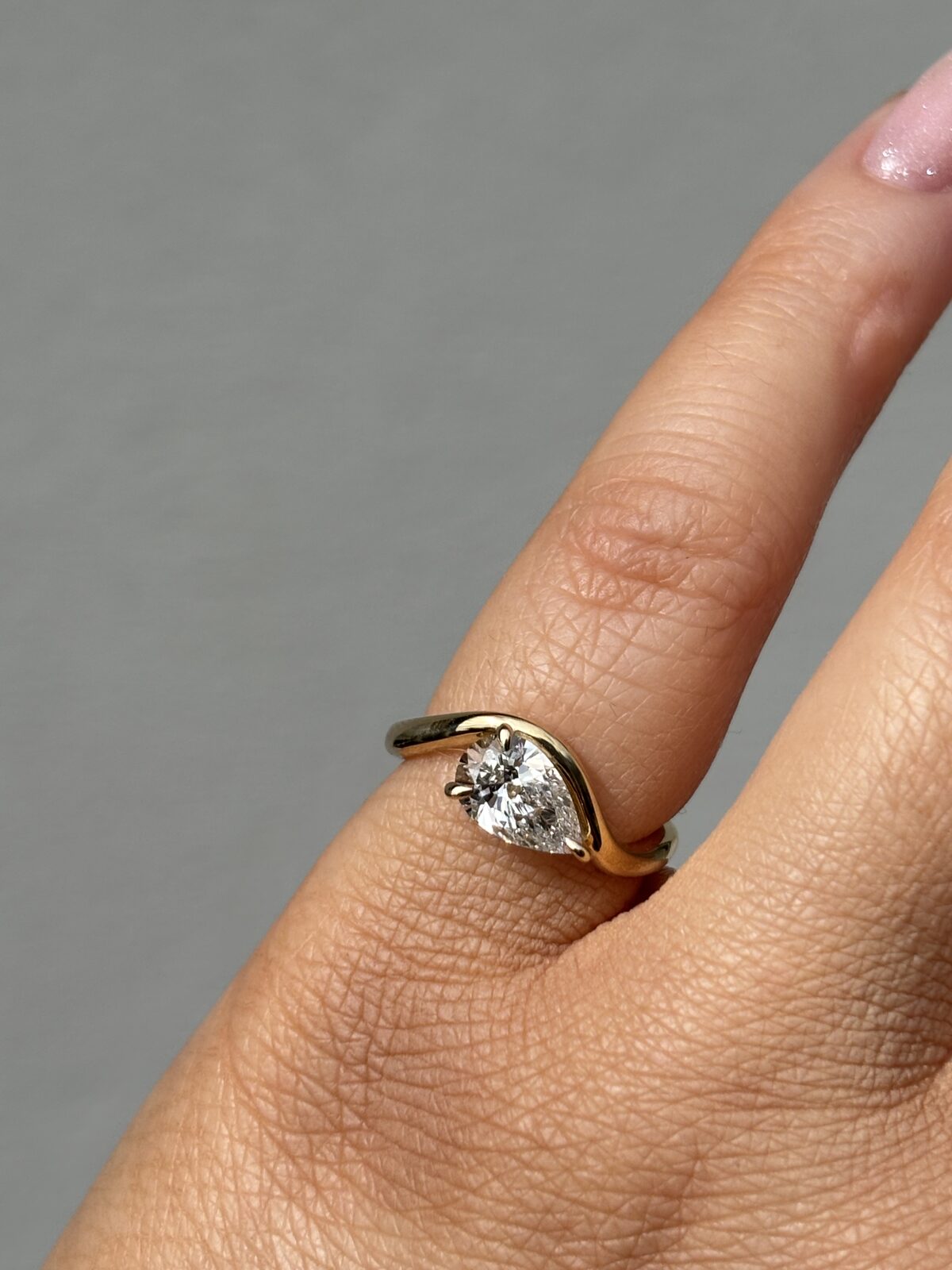 9ct Yellow Gold Pear-cut Lab Diamond Solitaire